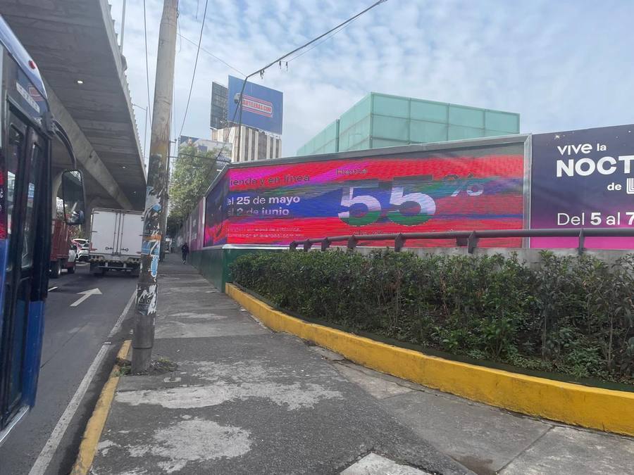 Demolición total de zona de comida rápida, cines y estacionamientos — Plaza Satélite